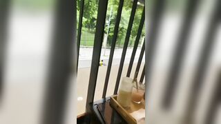 Sục cặc cho người yêu khi bên cạnh đang có người ngay tại quán cafe