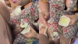Bạn thân xinh đẹp muốn ăn thử sữa chua trên con cu