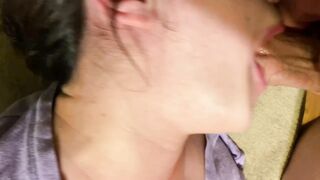 Em ghệ dâm với cái mồm ẩm ướt hồng hào bú cặc cho a sướng bắn lên đầy mặt