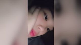 geeh dâm vú to em đang tự nghịch cặp vú của em
