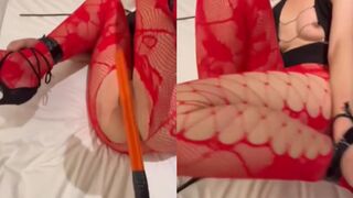 Bị bố dượng dùng roi đánh vào lồn em khóc mà không dừng lại