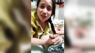 Em hàng xóm thấy cặc tôi chạy vào bú mút luôn tý thì bị chồng nó thấy