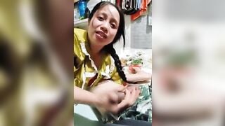 Em hàng xóm thấy cặc tôi chạy vào bú mút luôn tý thì bị chồng nó thấy