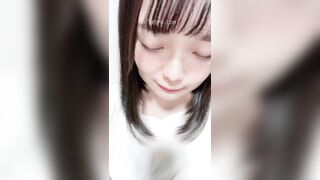 Gái xinh nhật thủ dâm xong lấy bát ra hứng dâm thủy