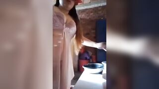 Đang nấu ăn thì còn rể mò xuống đụ mẹ tại bếp