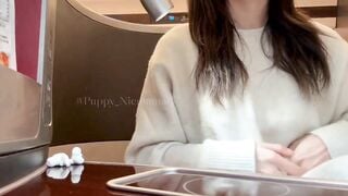 Đang ăn nhưng phải vén áo lên cho người yêu xem khuyên vú