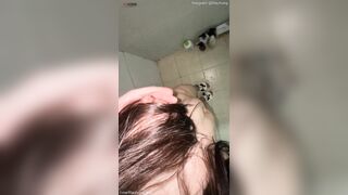 Lần đầu tiên thấy cái đầu ti nào mà to dài như v mà còn bắn sữa tung tóe nữa chứ