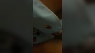 Ở nhờ đêm hôm vào phòng e họ sờ vú mò lồn còn quay clip về sục