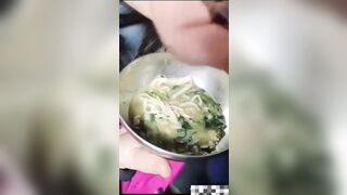 Độc lạ Bình Dương, em gái ăn mì còn lấy thằng nhỏ anh chấm vào nước để mút