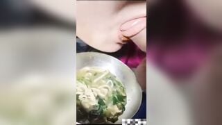 Độc lạ Bình Dương, em gái ăn mì còn lấy thằng nhỏ anh chấm vào nước để mút