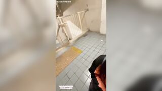 Đang đi chơi thì nứng nên kéo người yêu vào wc cho em nó bú cu