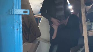 Địt em đồng nghiệp  trong kho hàng lồn dâm bắn tinh vào mồm