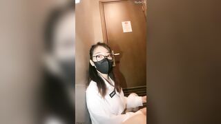 Gái teen xinh đeo kính show hàng thủ dâm trong quán Cafe - Clip 2