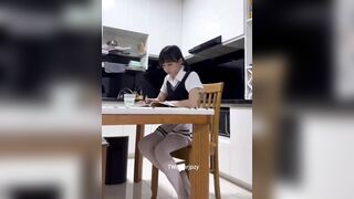 Đang học mà bị trộm đột nhập à
