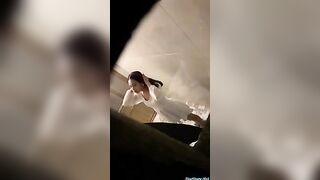 Em họ thay đồ