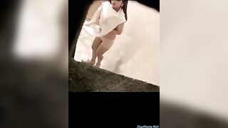 Em họ thay đồ