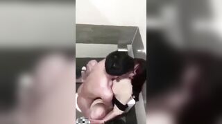 Lẻn mẹ vào nhà wc