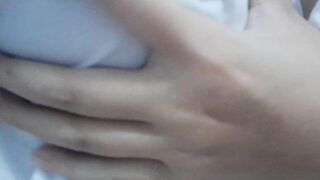 Hsg mới đi học về bóp víu nựng nựng cho thằng bồ xem