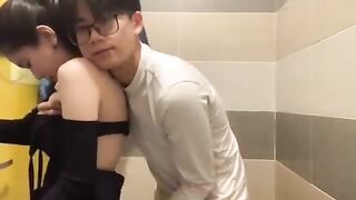 Em học sinh mặc đồ sexy đên trường cho thằng bạn thân địt trong nhà vệ sinh