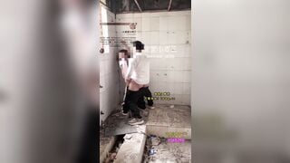 Em hs loli ngây thơ bị 2 tên biến thái bụng bự hôi hám dắt vào nhà hoang đè e ra đụ