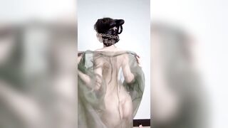 Nhảy tiktok nude show hàng ngon sau lớp vải mỏng cùng e teen loli xinh xắn dễ thương1