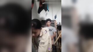 TRỐN VÀO GÓC BẾP BÚ LỒN BÉ HỌC LINH C3 KHI BỐ MẸ ĐI CẤY