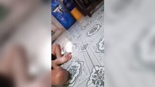 Nhìn mẹ vợ bị các ông chú xúm lại bú lồn khi đang nhậu