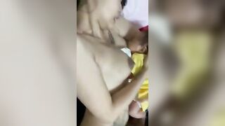 Tranh thủ vợ cho con bú anh chồng địt doggy đằng sau