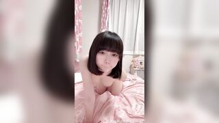 Nữ sinh dễ thương nhảy nhót và làm những hành động gợi cảm