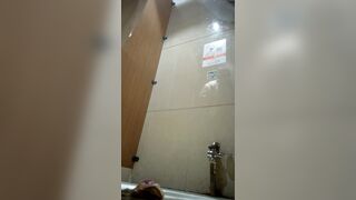 Quay lén lồn xinh em Thiên kim tiểu thư nhà giàu đi đái.