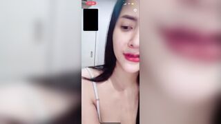 Gái xinh dâm call video thủ dâm bằng cu giả dâm đãng kích thích