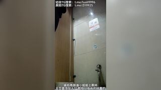 Quay lén WC, Gái Xinh Loli lồn ko lông cực phẩm muốn Djt vcl ra