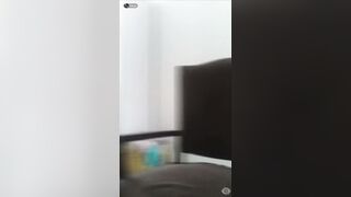 gọi điện cho người yêu thì em lên cơn nứng lồn, thế là lôi dưa chuột ra thủ dâm