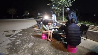 Em gái không mặc đồ lót đi ăn tối với người lạ