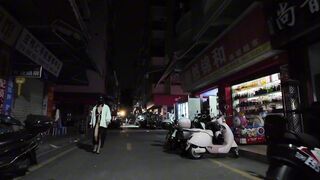 Đi dạo phố không mặc quần lót khoe lồn cho người lạ