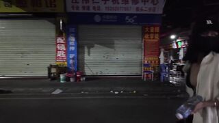 Đi dạo phố không mặc quần lót khoe lồn cho người lạ