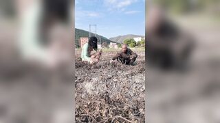 Em gái xinh vừa khoe vú vừa làm cỏ cùng bác nông dân
