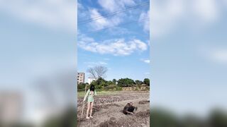 Em gái xinh vừa khoe vú vừa làm cỏ cùng bác nông dân