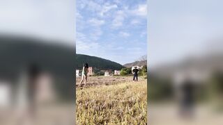Em gái xinh vừa khoe vú vừa làm cỏ cùng bác nông dân