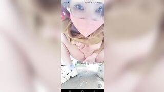 Giữa trưa nắng idol đội nón ra sau vườn live móc lồn chảy đầy nước