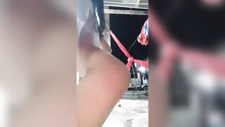 Ăn mừng vì đã tốt nghiệp lớp 12 em học sinh khoả thân ra nhảy trước nhà 1h khuya.
