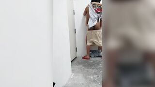 Đôi bạn trẻ mới lớn rủ nhau ra cầu thang bộ chịch public tìm kích thích