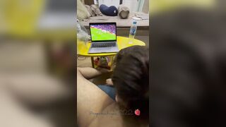 BÉ CÙNG KHÁCH XEM BÓNG TẠI CĂN HỘ CỦA ẢNH