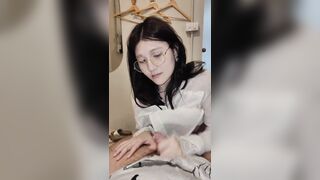 tiểu thư kính cận lần đầu đi địt mà em ngậm chặt cu anh - phần 3