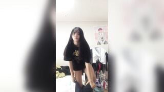 bé loli thay đồ chuẩn bị đi học còn nhét cả cặc giả vào bướm thế này