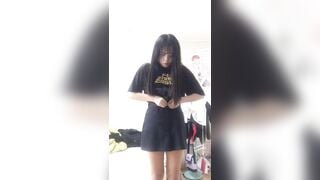 bé loli thay đồ chuẩn bị đi học còn nhét cả cặc giả vào bướm thế này