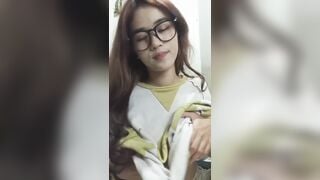 Em sinh viên đeo kính mặt xinh khoe vú to kichs thích