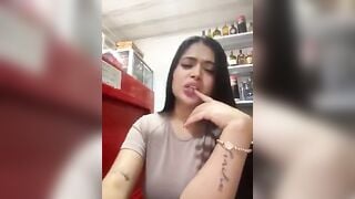 Gái dâm chubby vừa bán hàng vừa thủ dâm thì bị khách nhìn thấy