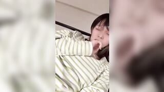 EM ĐI HỌC VỀ CHỈ CÓ CÁI BÁNH DÀNH CHO EM ĂN SONG RỒI CHÚNG MÌNH ĐỊT
