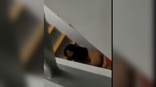 Quay lén em gái đụ nhau giữa cầu thang bộ của chung cư